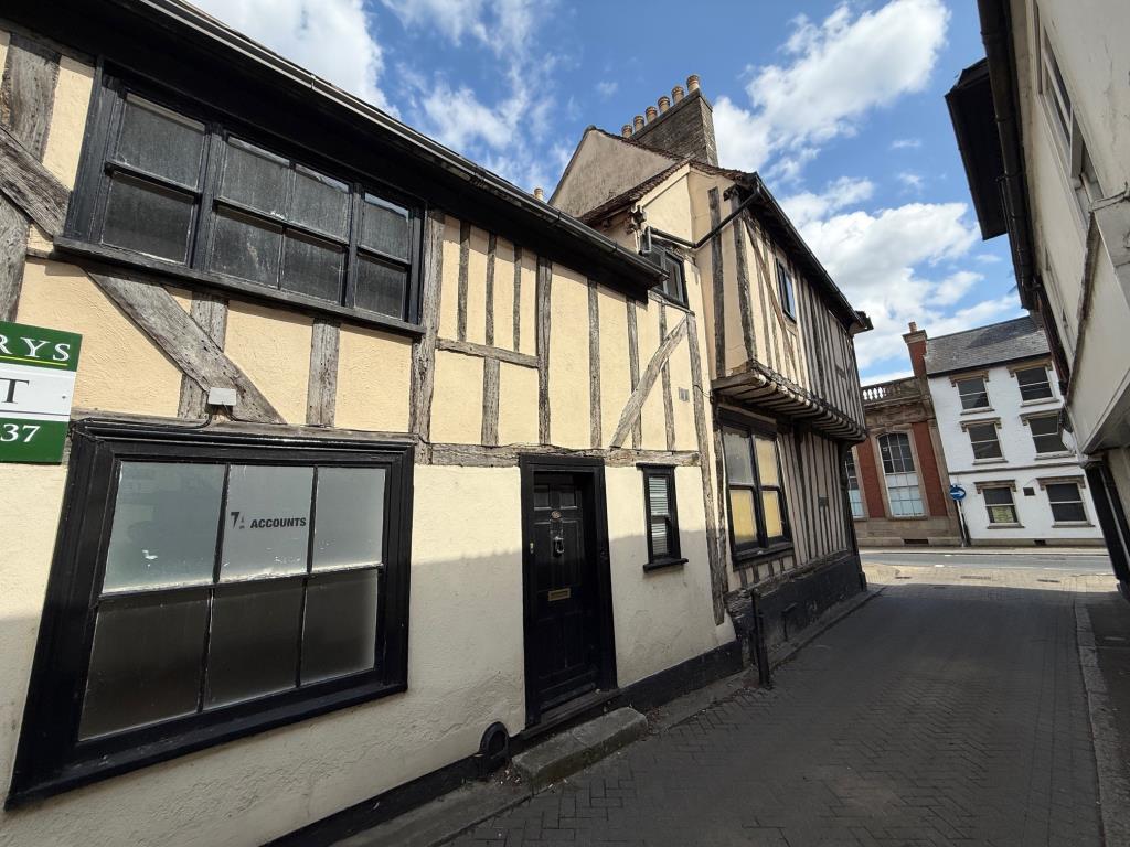 Lot: 61 - TENANTED GROUND FLOOR SHOP WITH VACANT OFFICE ABOVE - Entrance to 40 Burkitts Lane